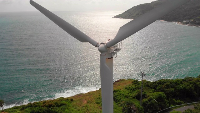 从泰国普吉岛的风力涡轮机往回飞视频素材