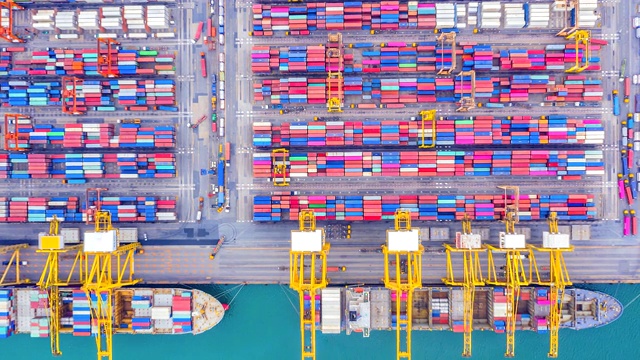 从俯视图或鸟瞰图看，现代工业港口与集装箱的4K时间间隔。它是一个进出口货物港口，是航运的一部分视频素材