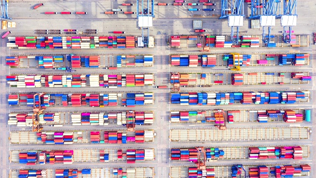 从俯视图或鸟瞰图看，现代工业港口与集装箱的4K时间间隔。它是一个进出口货物港口，是航运的一部分视频素材