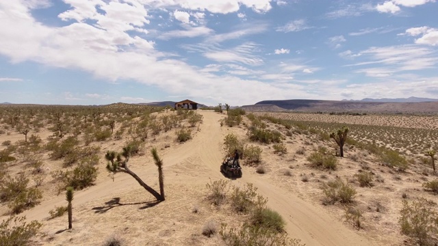 在莫哈韦沙漠玩四轮车视频素材