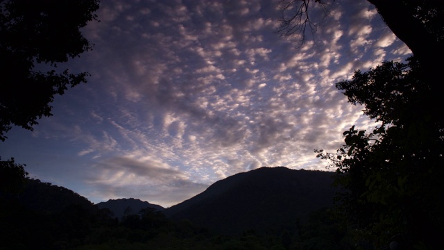 苏门答腊岛，热带雨林和山丘上的日落视频素材