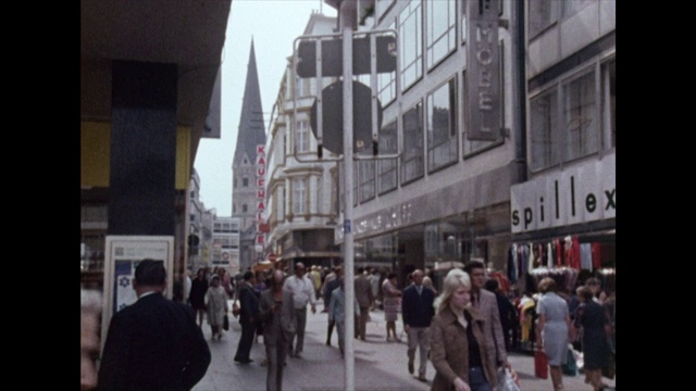 波恩大街上行走的人们的全球资源vs;1972视频下载