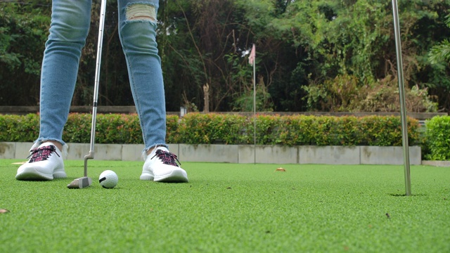 慢动作击球:女子推杆高尔夫球视频素材