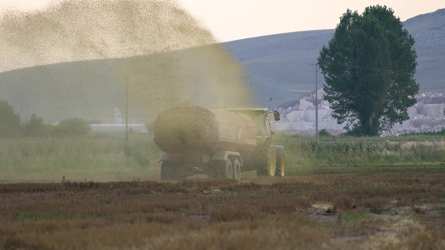 拖拉机在农田施肥视频下载