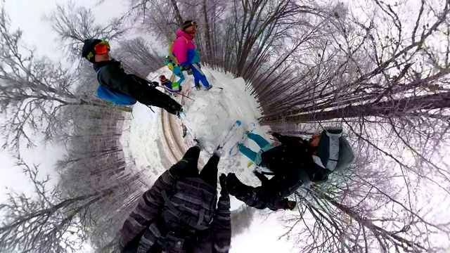 单板滑雪运动团队一起骑马视频素材