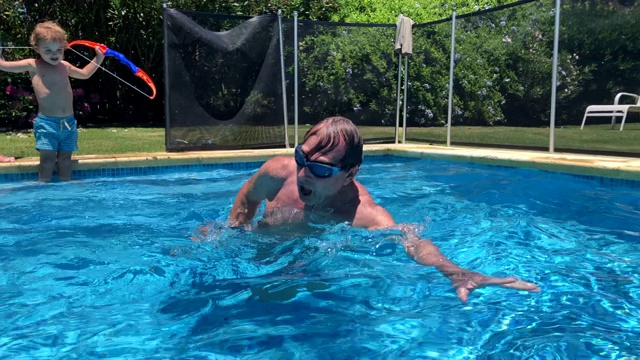 一个老人在室外游泳池游泳视频下载