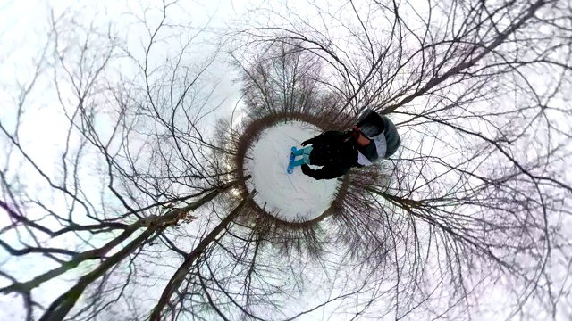 无忧无虑的滑雪者在享受冬天视频素材