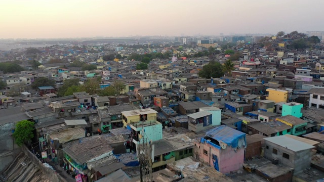 航拍:日落时分，印度孟买拥挤的贫民窟中的棚屋视频下载