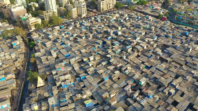 图片:印度孟买，拥挤的贫民窟里的棚屋，旁边是高耸入云的摩天大楼视频下载