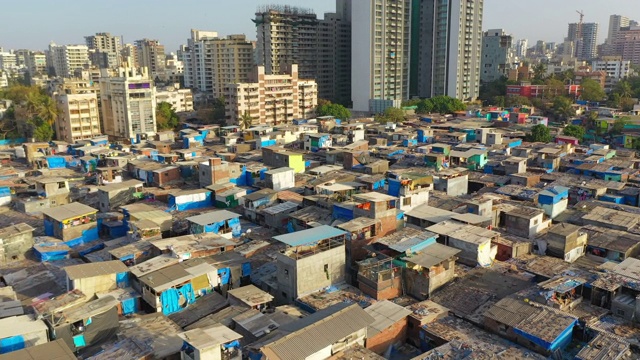 图片:印度孟买，拥挤的贫民窟里的简陋棚屋视频下载