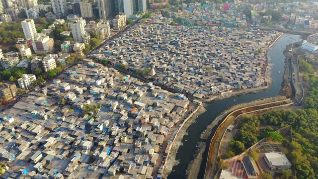 天线:肮脏的下水道穿过贫民窟——印度孟买视频素材