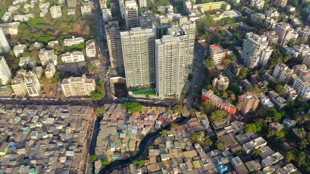 航拍:印度孟买贫民窟旁的现代摩天大楼视频下载
