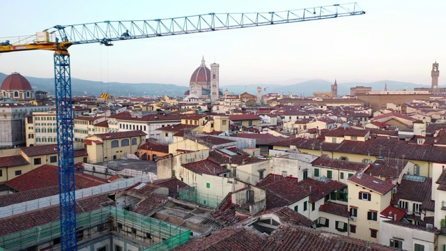 航拍:意大利佛罗伦萨大教堂屋顶上的美丽城市景观视频素材