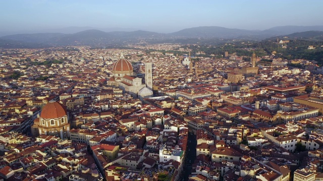 航拍:美丽的城市景观，著名的大教堂和韦基奥宫——意大利佛罗伦萨视频素材