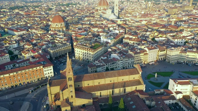 空中盘旋:令人惊叹的城市景观，著名的大教堂-佛罗伦萨，意大利视频素材