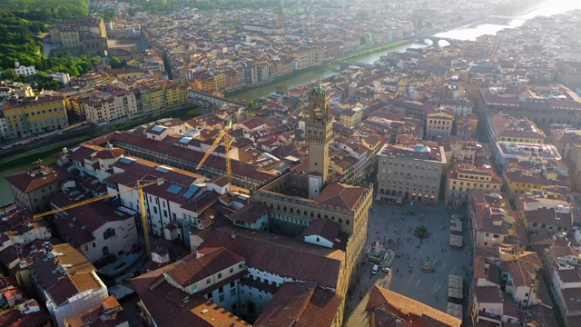 航拍:美丽的城市景观，黄昏时著名的韦基奥宫——意大利佛罗伦萨视频素材