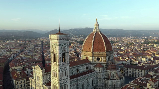 空中向前:美丽的城市景观与著名的大教堂-佛罗伦萨，意大利视频下载