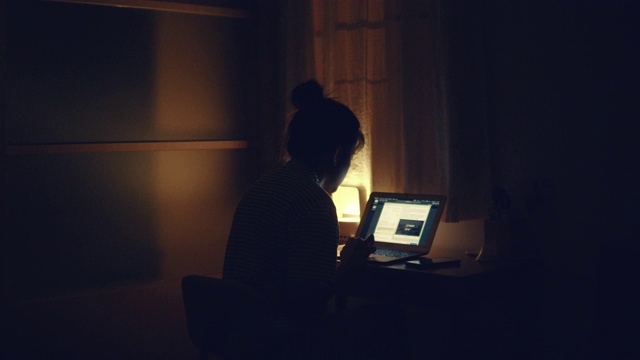 晚上用笔记本电脑的女人视频素材