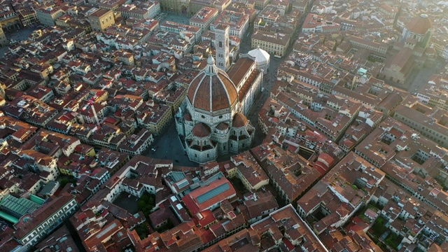 空中盘旋:意大利佛罗伦萨美丽小镇黄昏时著名的大教堂视频素材
