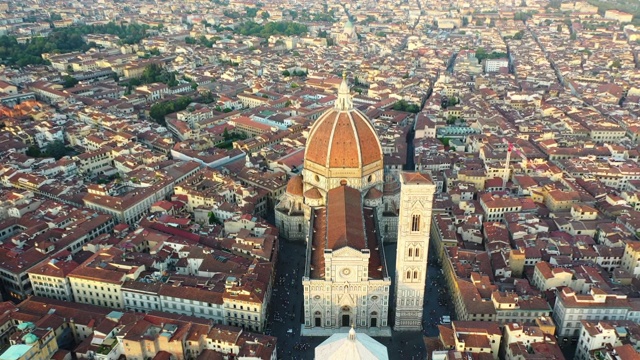 空中倾斜:美丽的城市景观与著名的大教堂-佛罗伦萨，意大利视频素材