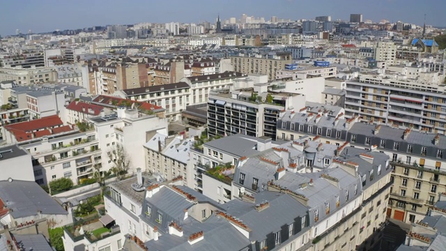 航拍:现代住宅中的哥特式教堂——法国巴黎视频素材