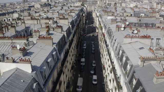 航拍:法国巴黎安静街道上整洁的房屋视频素材