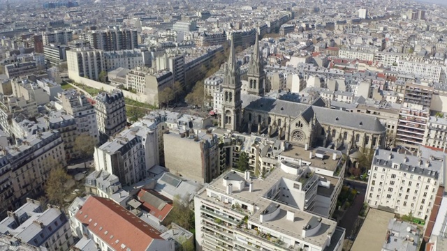 空中向前:令人惊叹的教堂在整洁的房子和远处的埃菲尔铁塔-法国巴黎视频素材