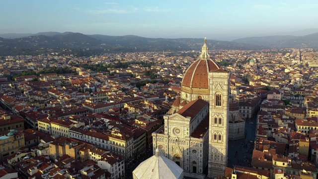 空中盘旋:意大利佛罗伦萨的黄昏美景小镇著名的大教堂视频素材