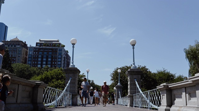 行人在桥上行走，马萨诸塞州波士顿视频下载