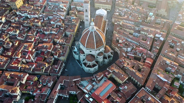 空中盘旋:意大利佛罗伦萨的著名大教堂视频素材