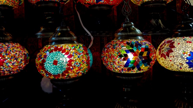 伊斯坦布尔大集市上五颜六色的土耳其灯笼视频素材