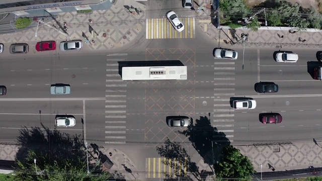 顶视图繁忙的十字路口与汽车视频素材