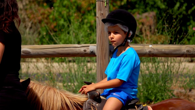小男孩骑着小马玩耍视频下载