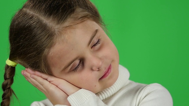 小女孩开始打哈欠，她想睡觉。绿色的屏幕。缓慢的运动。近距离视频下载