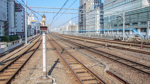 4k放大东京火车和交通灯的时间间隔视频素材