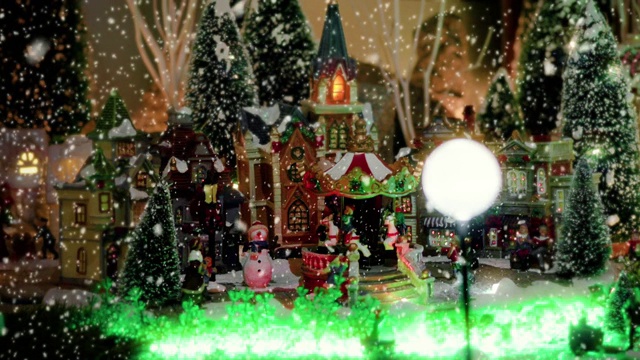 圣诞村场景在商店与飘落的雪花，圣诞假期期间-特写-圣诞事件的概念视频下载