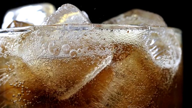 可乐与冰块黑色背景视频素材