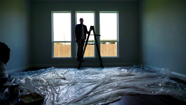 新房主准备在他家里粉刷房间视频素材