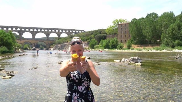 一对夫妇在加德桥(Pont du Gard)交出意式冰淇淋视频下载
