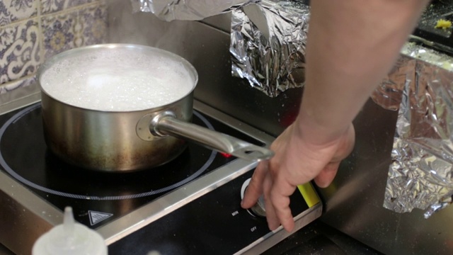 厨师用平底锅煮意大利面视频素材