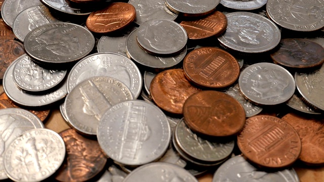 美国的钱。一大堆不同面额的美分硬币。视频素材