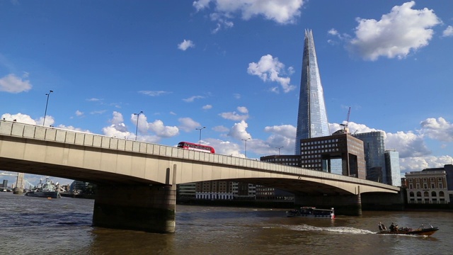 阳光明媚的碎片大厦和伦敦桥视频下载