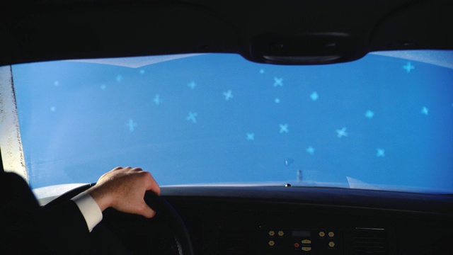 驾驶汽车，卡车，越野车或房车时，男人的手在方向盘上的角度。按喇叭，叫人们让开。挡风玻璃。蓝色屏幕。迂回或超速。视频下载
