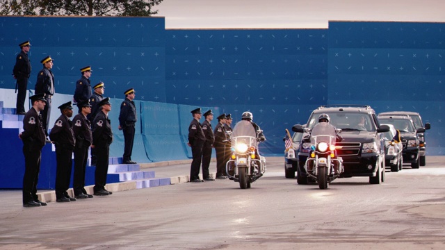 总统车队和护送的广角。一辆黑色suv驶近由穿制服的士兵看守的台阶或楼梯。蓝色屏幕。视频下载