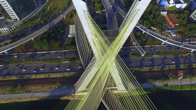 世界上的斜拉桥。现代建筑。视频素材