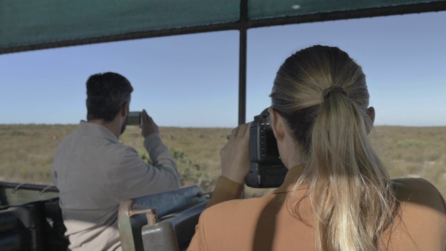 一对游客在南非狩猎旅行中拍照视频素材
