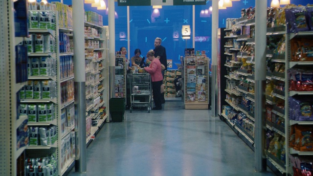 杂货店货架上的食物从货架上掉下来。可能是地震。结帐道上的人或购物者。蓝色屏幕。视频素材