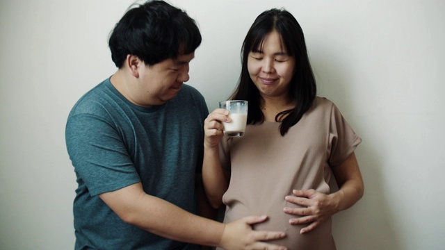 丈夫照顾他怀孕的亚洲妻子视频下载