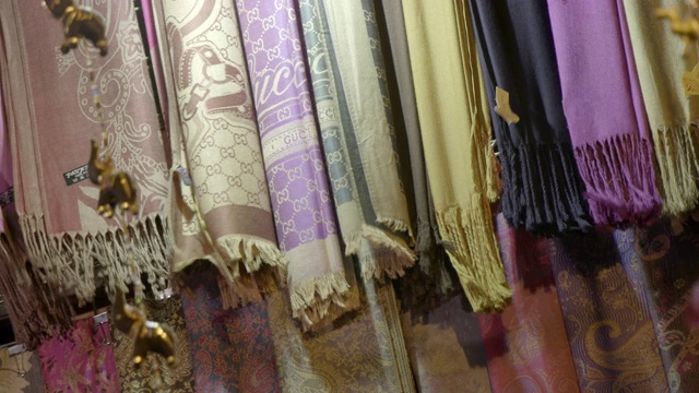 埃及开罗汗哈利利(Khan el-Khalili)的围巾视频素材