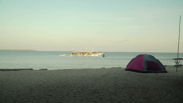 在热带海滩上露营用的帐篷视频素材